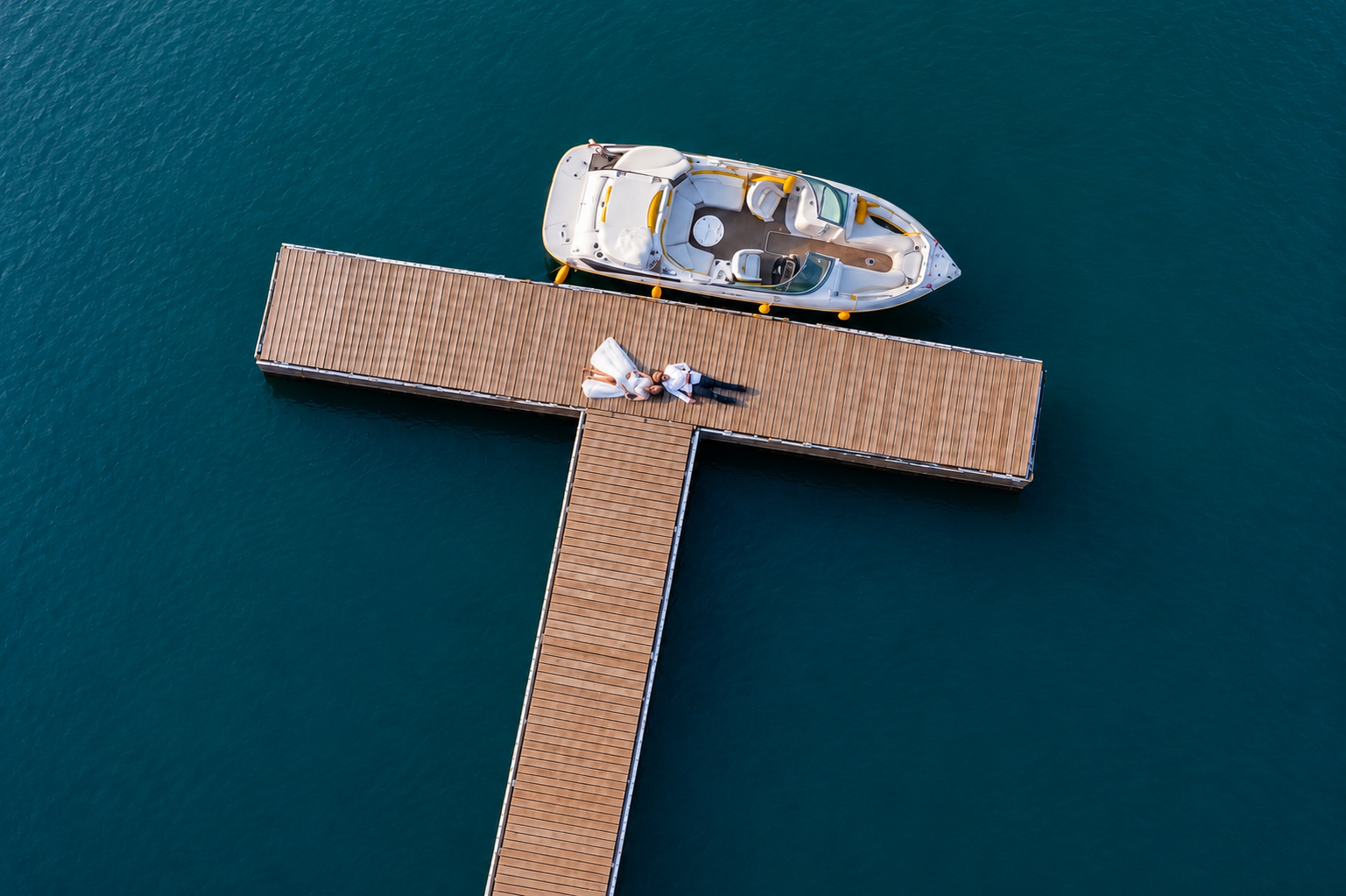 Pomost Grand Marina nad Jeziorem Dzierżno Małe