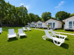 Białe bungalowy i leżaki na trawniku w Grand Marina w Pyskowicach